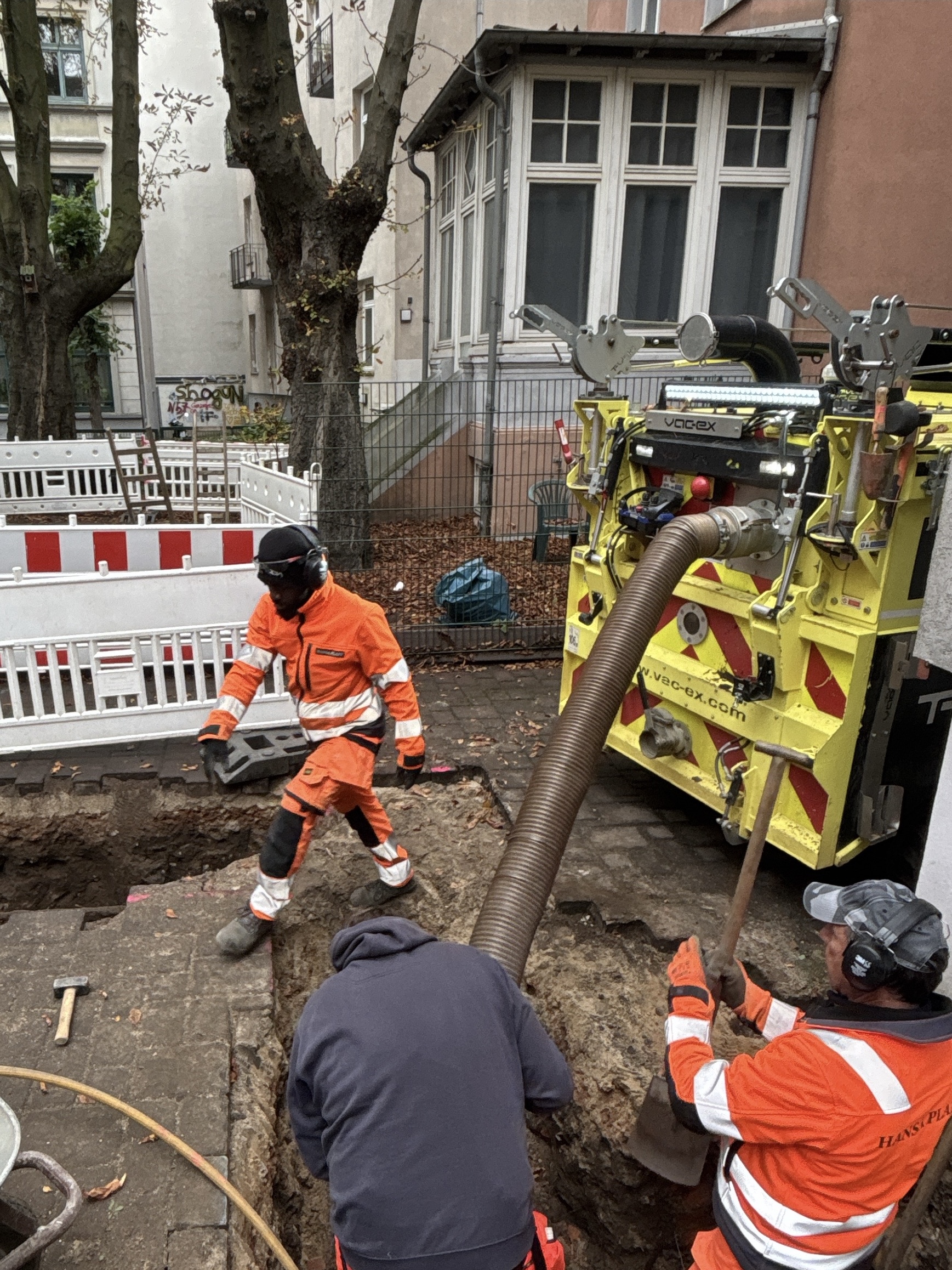 Saugbagger bei Leitungsfreilegung